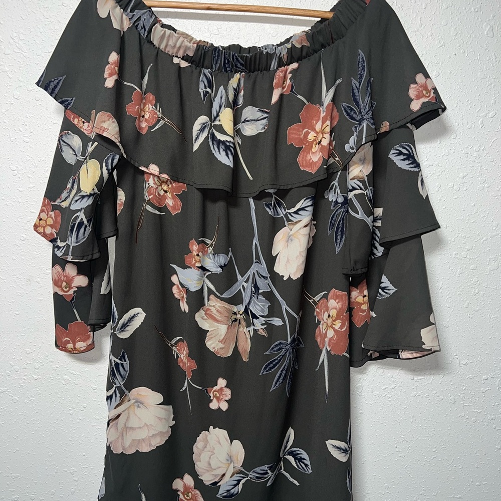 Le Lis Black Floral‎ Ruffle Blouse